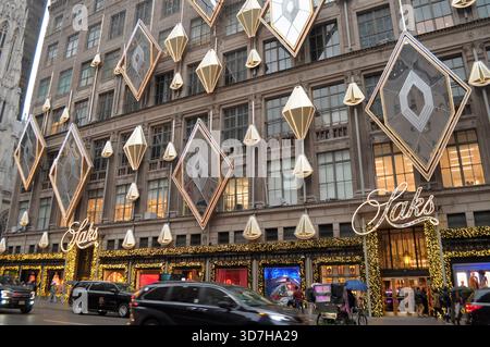 New York, Stati Uniti. 25 novembre 2025. Saks Fifth Avenue si trova a Manhattan, New York. Credito: SOPA Images Limited/Alamy Live News Foto Stock