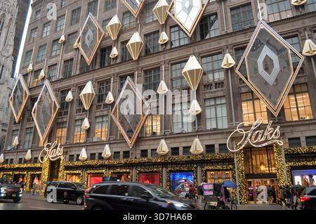 New York, Stati Uniti. 25 novembre 2025. Saks Fifth Avenue si trova a Manhattan, New York. (Foto di Jimin Kim/SOPA Images/Sipa USA) credito: SIPA USA/Alamy Live News Foto Stock