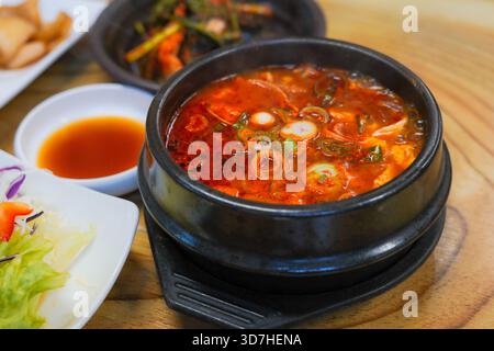 Stufato di tofu piccante (Sundubu jjigae) in una pentola di terracotta coreana Foto Stock