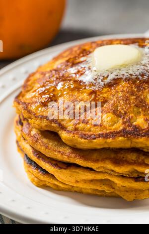 Dolci pancake di zucca autunnali fatti in casa con burro e sciroppo d'acero Foto Stock