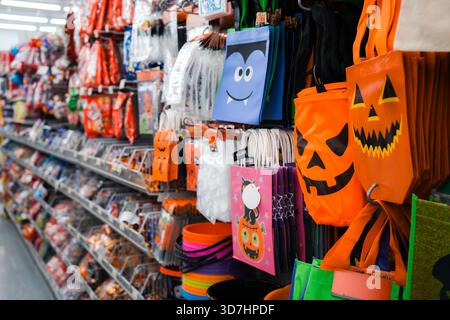 Spaventosi articoli di Halloween in mostra in un negozio, pronti per scherzare. Hamilton, AVANTI Foto Stock