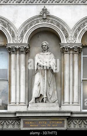 LONDRA, Regno Unito - 18 NOVEMBRE 2025: Statua di Henry Fitz Eylwin (o Henry Fitz Ailwin - il primo Lord Sindaco di Londra) sul viadotto Holborn con cartello Foto Stock