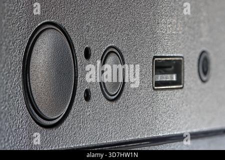 Primo piano del pannello del case del computer con porta USB, pulsante di accensione e icona di ripristino Foto Stock