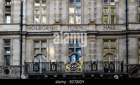 LONDRA, Regno Unito - 18 NOVEMBRE 2025: Facciata anteriore del municipio di Holborn a High Holborn con cartello Foto Stock