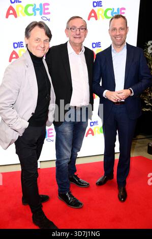 Wolfgang Bahro, Bernd Siggelkow und Mario Czaja bei der Jubiläumsfeier 30 Jahre die Arche in der Arche-Zentrale Hellersdorf. Berlino, 25.11.2025 *** Wolfgang Bahro, Bernd Siggelkow e Mario Czaja alla celebrazione del 30° anniversario di Die Arche presso la sede dell'Arche a Hellersdorf Berlino, 25 11 2025 foto:Xn.xKubelkax/xFuturexImagex arche 5127 Foto Stock