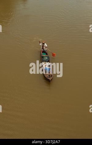 Un pescatore locale nel canale Cumbarjua, Goa, India. Il canale Cumbarjua collega i due fiumi principali di Goa, vale a dire il Mandovi e lo Zuari Foto Stock