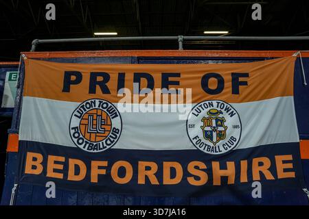 Luton, Regno Unito. 25 novembre 2025. Vista generale di una bandiera Pride of Bedfordshire in Kenilworth Road, casa del Luton Town, davanti alla partita Sky Bet League 1 tra Luton Town e Huddersfield Town a Kenilworth Road, Luton, Inghilterra, il 25 novembre 2025. Foto di David Horn. Credito: Prime Media Images/Alamy Live News Foto Stock