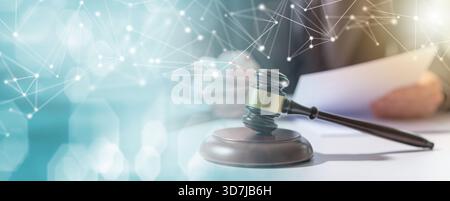 Giudice gavel con avvocato che lavora su documento legale in background; banner panoramico Foto Stock