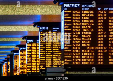 Schede elettroniche che mostrano gli arrivi e le partenze dei treni alla stazione di Roma termini, Roma, Italia. Foto Stock