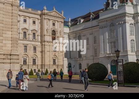 Vienna, Austria: 21 ottobre 2025: I turisti camminano attraverso il cortile del Palazzo Hofburg Foto Stock