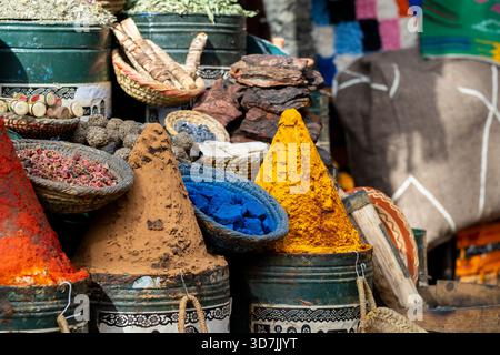 Chiosco delle spezie al mercato di Marrakech, in Marocco. Spezie colorate e colorazioni colorate in un mercato di strada - il suk di Marrakech, Marocco. Foto Stock