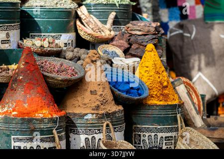 Chiosco delle spezie al mercato di Marrakech, in Marocco. Spezie colorate e colorazioni colorate in un mercato di strada - il suk di Marrakech, Marocco. Foto Stock