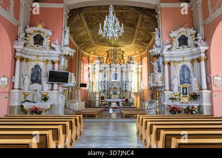 Interno della Chiesa cattolica romana della madre di Dio, regina delle famiglie a Lubasz, piccola città situata nella regione della Pomerania occidentale della Polonia Foto Stock