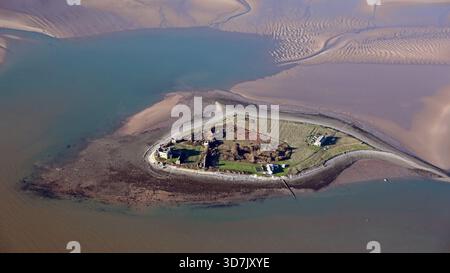 Veduta aerea di Piel Island, Walney, Barrow a Furness, Cumbria. Il castello di Piel e alcuni cottage possono essere visti sull'isola che si trova nel Canale di Piel. Foto Stock