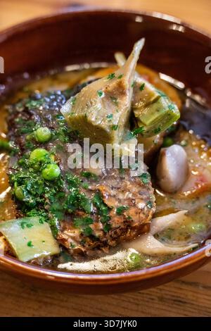 Corvina in salsa verde con carciofi e patate "tinar", ristorante autore "Vida Meva", Maiorca, Isole Baleari, Spagna Foto Stock