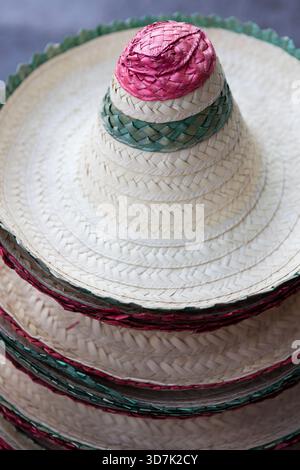 Messico, Puebla, sombrero in vendita nel mercato dell'artigianato di El Parian nella città di Puebla. Foto Stock