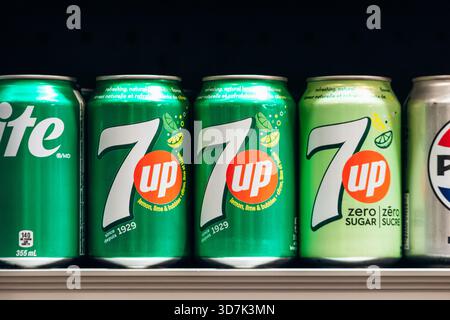Montreal, Canada - 14 agosto 2025: Una vista ravvicinata delle lattine di bibita 7UP esposte su uno scaffale di un supermercato nel centro di Montreal, mostrando diverse varietà Foto Stock