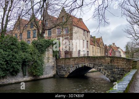 Splendido skyline cittadino dell'edificio architettonico del villaggio lungo un fiume rozenhoedkaai Rosary Quay che riflette il canale a Bruges Fiandre Belgio Foto Stock