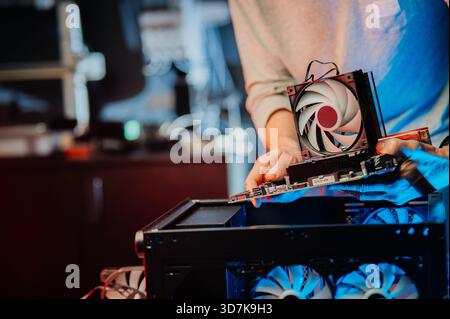 Amministratore di sistema installazione della scheda madre nell'unità di sistema, assemblaggio del PC di accessori o componenti diversi, vista ravvicinata delle mani, computer Foto Stock