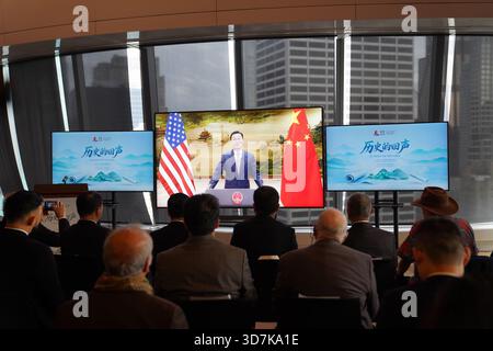 New York, Stati Uniti. 25 novembre 2025. L'ambasciatore cinese negli Stati Uniti Xie Feng tiene un video discorso al Kuliang Forum 2025 a New York, negli Stati Uniti, il 25 novembre 2025. La Cina e gli Stati Uniti possono superare le differenze e scrivere congiuntamente un nuovo capitolo nei loro scambi amichevoli e cooperazione, ha detto Xie martedì. Crediti: Zhang Fengguo/Xinhua/Alamy Live News Foto Stock