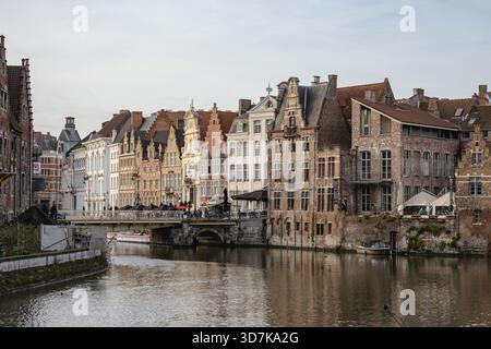 Edifici tradizionali in mattoni e pietra lungo un canale a Gand, Belgio. Foto scattata in una giornata nuvolosa Foto Stock