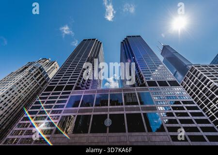 Colora la vista verso l'alto dei grattacieli di Chicago contro il cielo Foto Stock