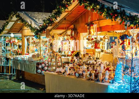 Un mercatino di Natale splendidamente decorato e illuminato di notte, ad Asti, Italia. Foto Stock