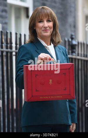 Londra, Regno Unito. 26 novembre 2025. Rachel Reeves - Cancelliera dello Scacchiere tiene in mano la scatola rossa mentre lascia l'11 Downing Street per consegnare il suo budget autunnale. Credito: Justin ng/Alamy Live News. Foto Stock