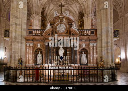 Trascoro statue in marmo bianco dell'Immacolata Concezione fiancheggiate da San Domenico di Guzmán e dalla Cattedrale di San Giovanni Nepomucene Almeria Spagna Foto Stock