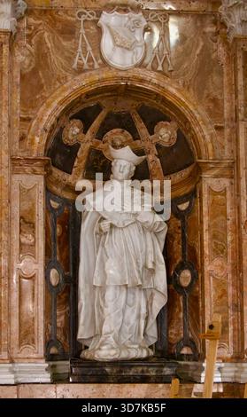Trascoro statua in marmo bianco di San Domenico di Guzmán in un'alcova cattolica romana Catedral de la Encarnación Almeria Andalusia Spagna Europa Foto Stock