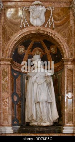 Trascoro statua in marmo bianco di San Giovanni Nepomucene in un'alcova cattolica Catedral de la Encarnación Almeria Andalusia Spagna Europa Foto Stock