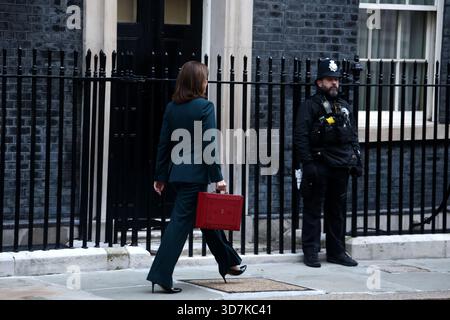 Londra, Regno Unito. 26 novembre 2025. Rachel Reeves, la Cancelliera dello Scacchiere, lascia l'11 Downing Street con la sua valigetta rossa. Sta per presentare il bilancio annuale del governo al Parlamento di Londra, Regno Unito. Crediti: Fred Duval/Alamy Live News Foto Stock