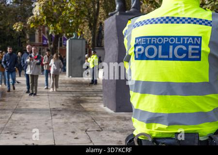 Agente della polizia metropolitana di pattuglia a Londra. Garantire la pubblica sicurezza e l'ordine Foto Stock
