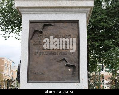 Salt Lake City, UT - 20 settembre 2025: Targa di bronzo sulla base del Seagull Monument, che commemora il miracolo pionieristico che coinvolge gabbiani e grilli Foto Stock