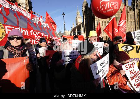 Londra, Regno Unito. 26 novembre 2025. Disability Rights UK sta organizzando una giornata di azione su College Green, Westminster, in coincidenza con il bilancio autunnale del governo, protestando contro i tagli e le sanzioni previsti per i benefici per la disabilità e il benessere. La dimostrazione esorta il governo a "tagliare le sanzioni non i benefici”, sottolineando l'impatto negativo che una condizionalità più rigorosa e un sostegno ridotto avranno sui disabili, sulle famiglie a basso reddito e sui lavoratori poveri. Crediti: Joao Daniel Pereira/Alamy Live News Foto Stock