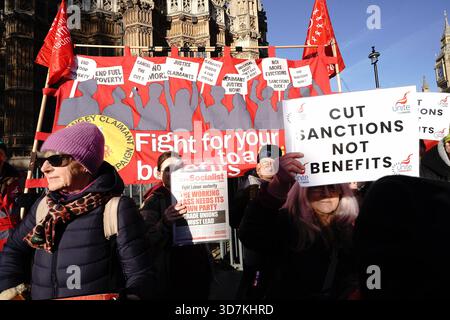 Londra, Regno Unito. 26 novembre 2025. Disability Rights UK sta organizzando una giornata di azione su College Green, Westminster, in coincidenza con il bilancio autunnale del governo, protestando contro i tagli e le sanzioni previsti per i benefici per la disabilità e il benessere. La dimostrazione esorta il governo a "tagliare le sanzioni non i benefici”, sottolineando l'impatto negativo che una condizionalità più rigorosa e un sostegno ridotto avranno sui disabili, sulle famiglie a basso reddito e sui lavoratori poveri. Crediti: Joao Daniel Pereira/Alamy Live News Foto Stock