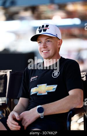Avondale, AZ USA - 31 ottobre 2025: CONNOR ZILISCH (88) si prepara ad allenarsi per il campionato NASCAR Xfinity Series di Avondale, AZ. Foto Stock