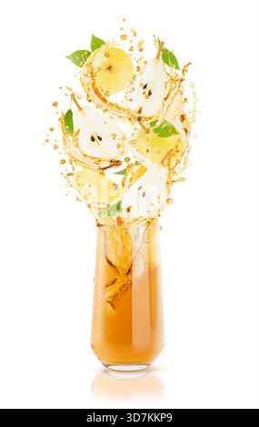 Succo di pera fresco in un bicchiere con fette di pere gialle, foglie verdi, ruscelli e spruzzi di succo. Perfetto per pubblicità di bevande salutari, design, volantino, scheda, poster. Isolato su bianco. Foto Stock