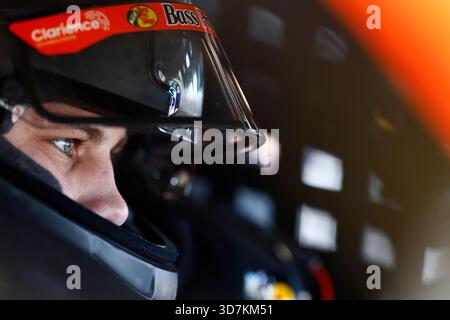 Avondale, AZ USA - 31 ottobre 2025: SAM MAYER (1) si prepara ad allenarsi per il campionato NASCAR Xfinity Series di Avondale, AZ. Foto Stock