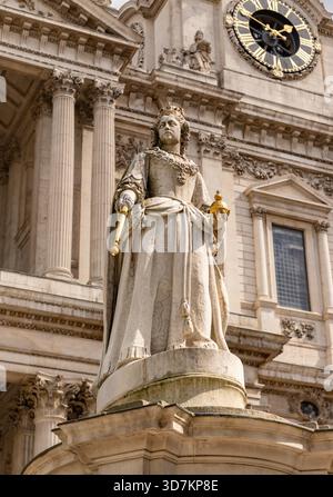 Una foto della statua della regina Anna, di fronte alla cattedrale di St. Paul. Foto Stock