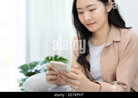Dieta e dieta. Il corpo femminile sottile di bellezza utilizza un metro a nastro per il fitness. Donna in vestiti di esercizio raggiunge l'obiettivo di perdita di peso per la vita sana, pazzo abo Foto Stock