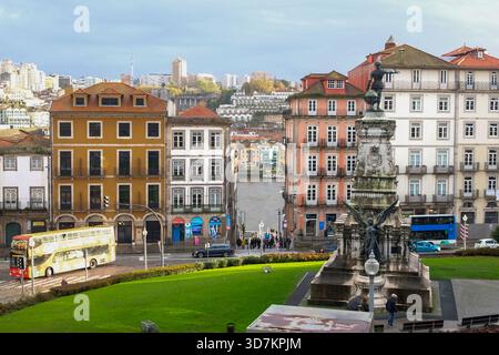Vista del fiume Douro a Porto dal Palacio da Bolsa, Portogallo, il 2025 novembre Foto Stock