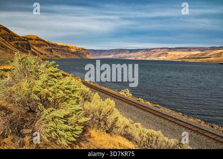 Lago Umatilla nella Columbia River Gorge, grandi impianti di spazzolamento, binari ferroviari, vista vicino all'uscita 123 di Philippi Canyon sulla i-84 superstrada, Oregon, Stati Uniti Foto Stock