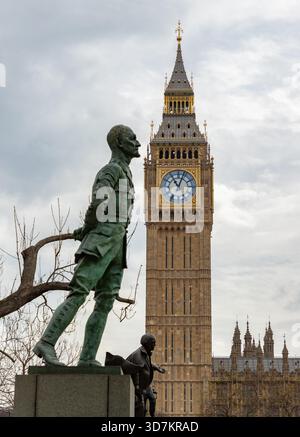 Un'immagine del Big Ben vista attraverso la statua di Jan Christian Smuts. Foto Stock