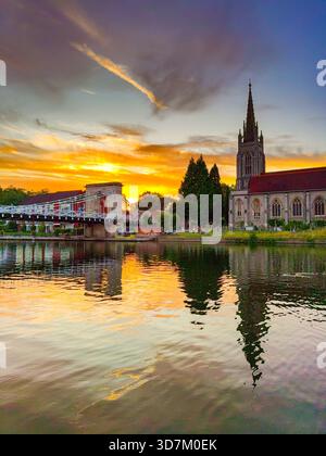 Marlow, Buckinghamshire, Inghilterra, Regno Unito - 20 luglio 2025: Vista panoramica della Chiesa di tutti i Santi e del ponte a catena di Marlow con una riflessione sul Tamigi Foto Stock