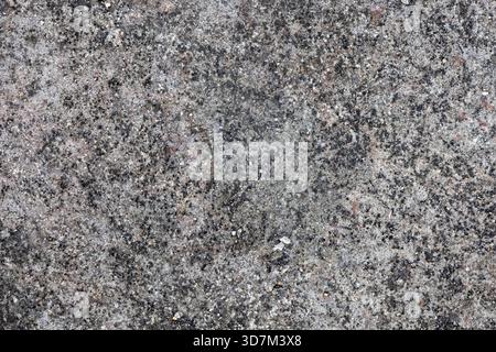 Fondo ruvido e dettagliato di un pavimento in calcestruzzo grigio monocromatico invecchiato che presenta grani fini, imperfezioni naturali e una superficie polverosa. Foto Stock