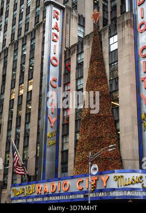 Radio City Music Hall è un luogo di riferimento nel Rockefeller Center, 2025, New York City, Stati Uniti Foto Stock