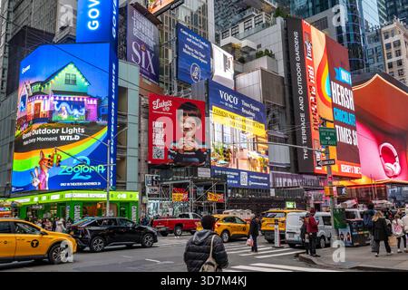 Times Square è illuminata da cartelloni elettronici, New York City, USA 2025 Foto Stock