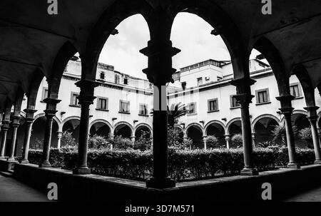 Il chiostro del Santuario Santa Rita da Cascia, chiamato anche Chiesa di Sant'Agostino, a Palermo, Sicilia, Italia. Un mix di medievale e rinascimentale Foto Stock