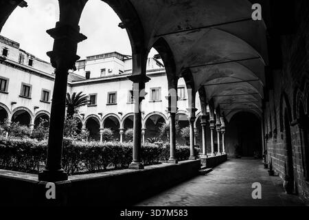 Il chiostro del Santuario Santa Rita da Cascia, chiamato anche Chiesa di Sant'Agostino, a Palermo, Sicilia, Italia. Un mix di medievale e rinascimentale Foto Stock